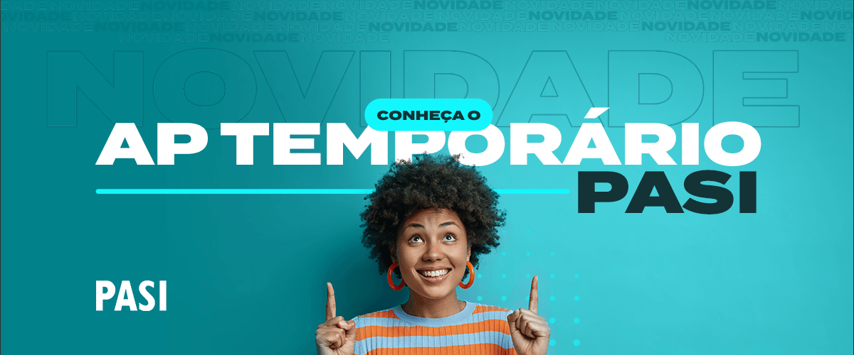 Uma mulher está parada em frente a uma parede azul apontando para cima.