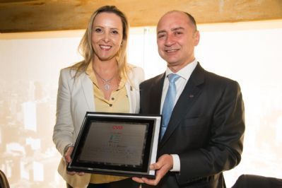 Um homem e uma mulher estão segurando uma placa e sorrindo.
