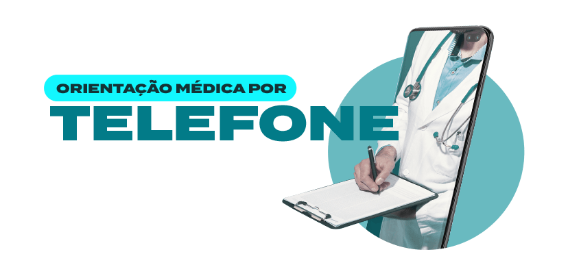 Um médico está segurando uma prancheta na frente de um celular.
