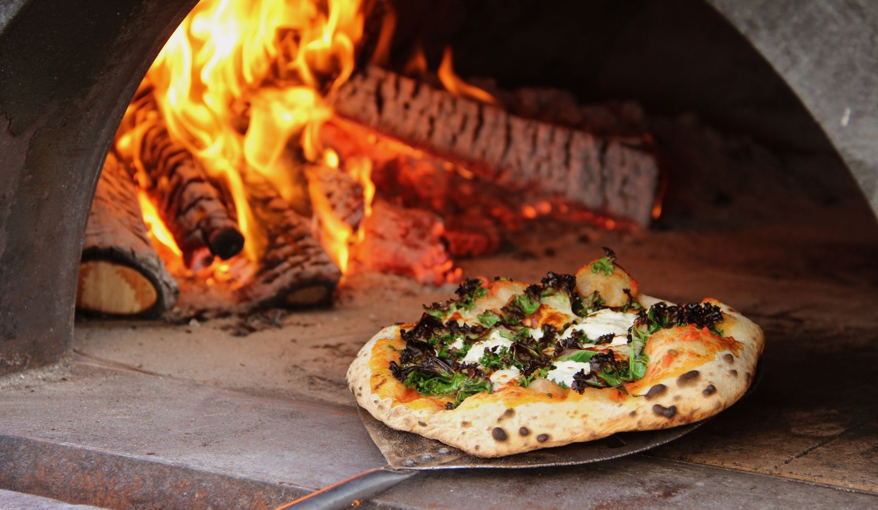 pizza cotta in forno a legna