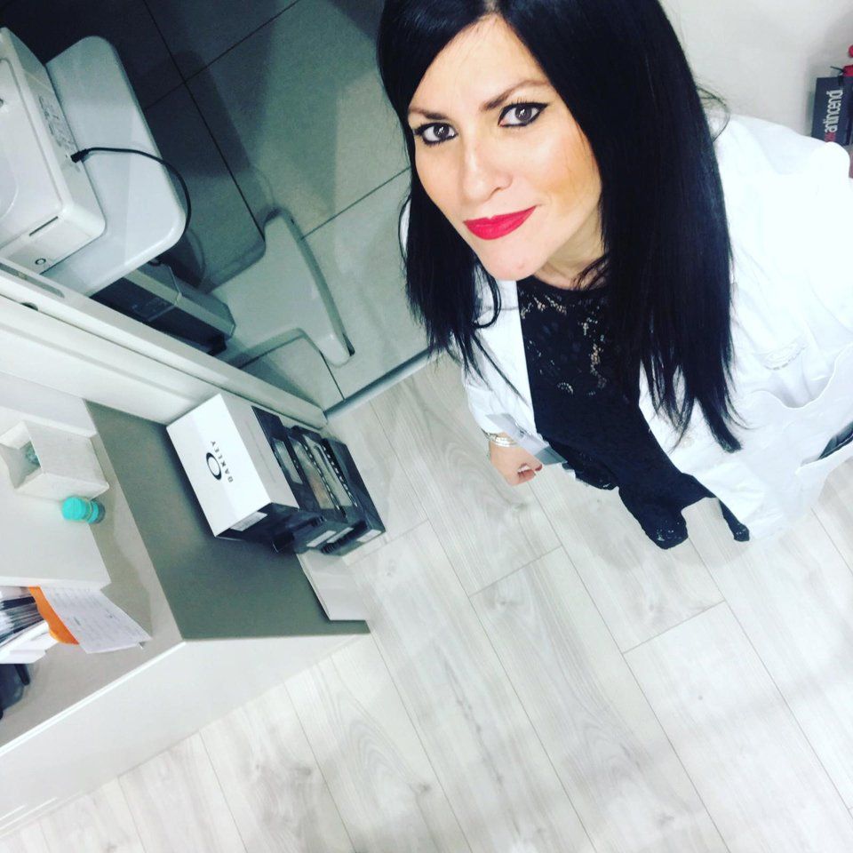 Addetta vendite in un centro ottico