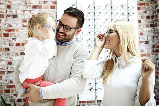 Famiglia prova occhiali da vista a Padova