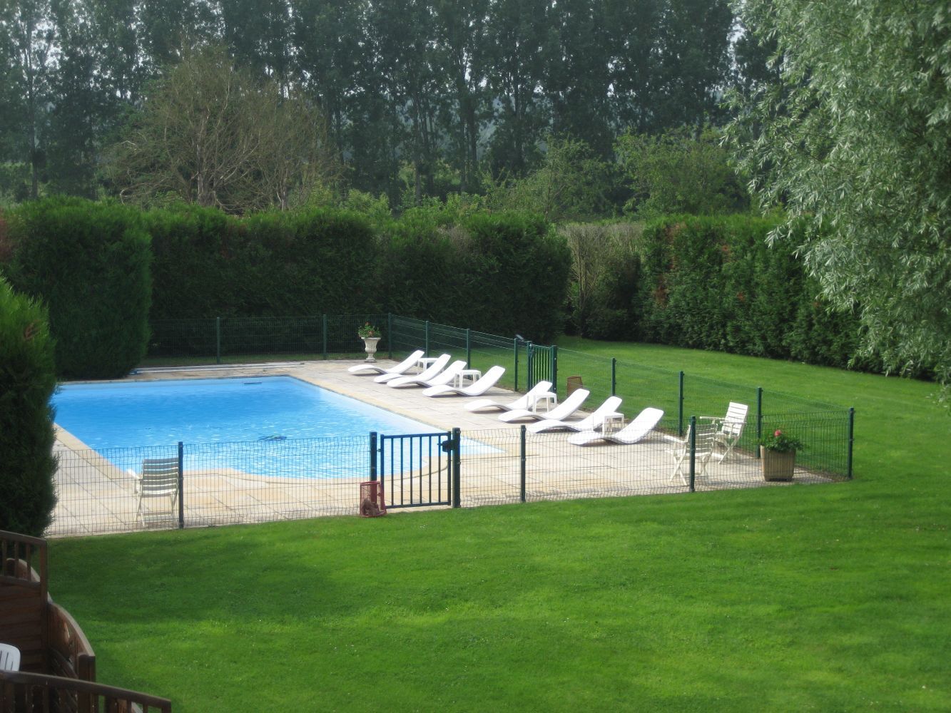 Vue sur la piscine du Domaine de la Carte