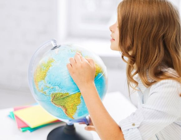 bambina guarda mappamondo