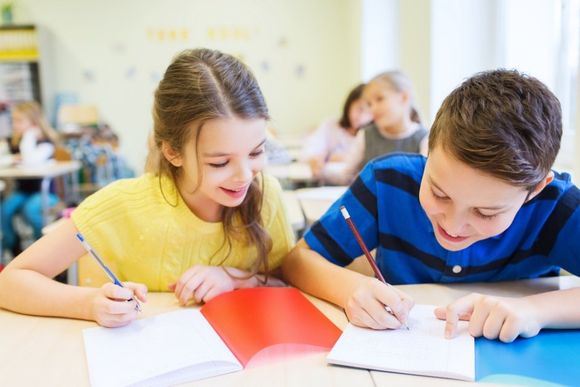bambini prendono appunti di inglese