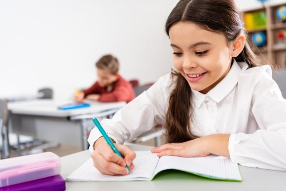 bambina a lezione d'inglese