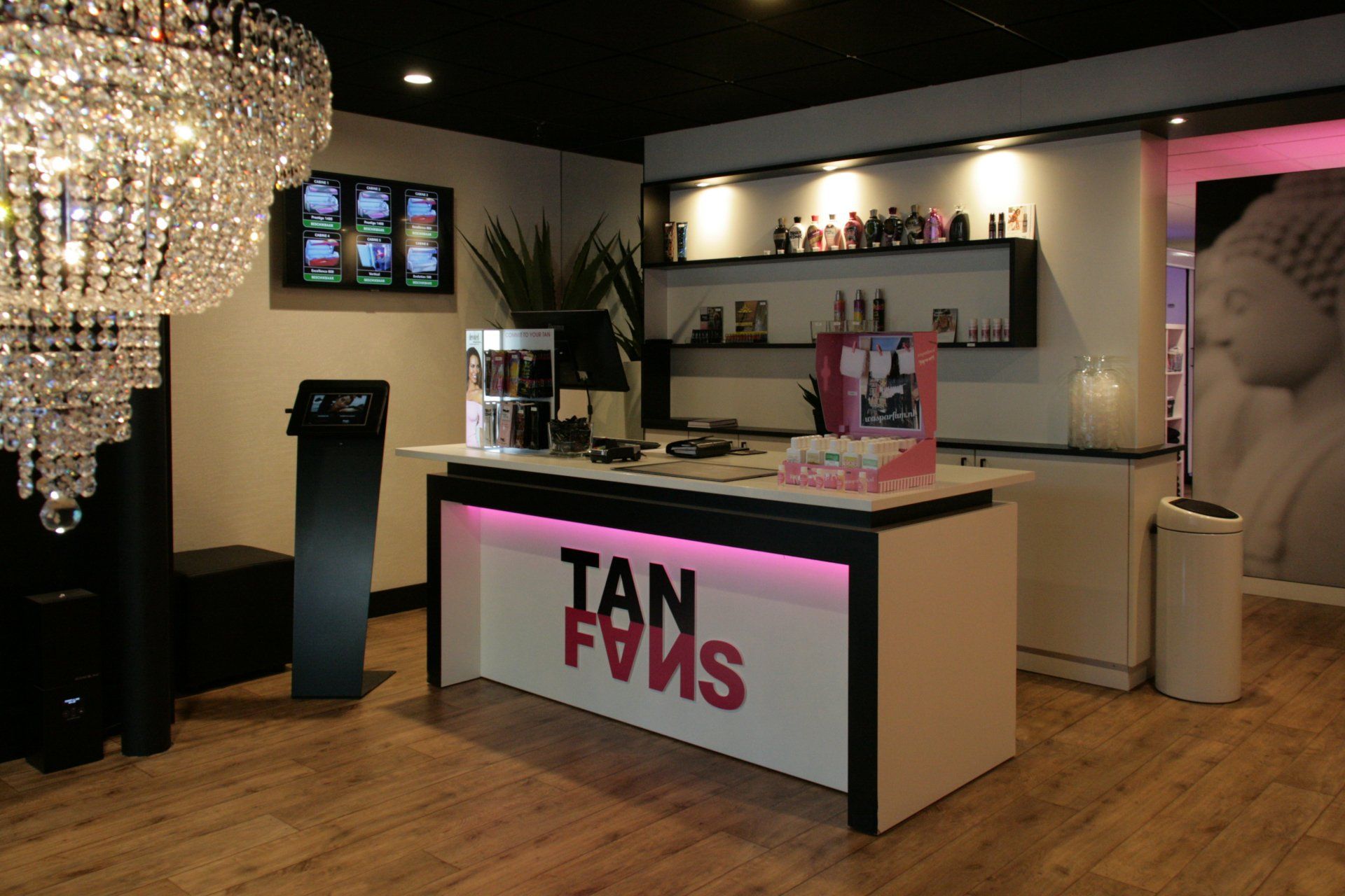 Tan Fans balie