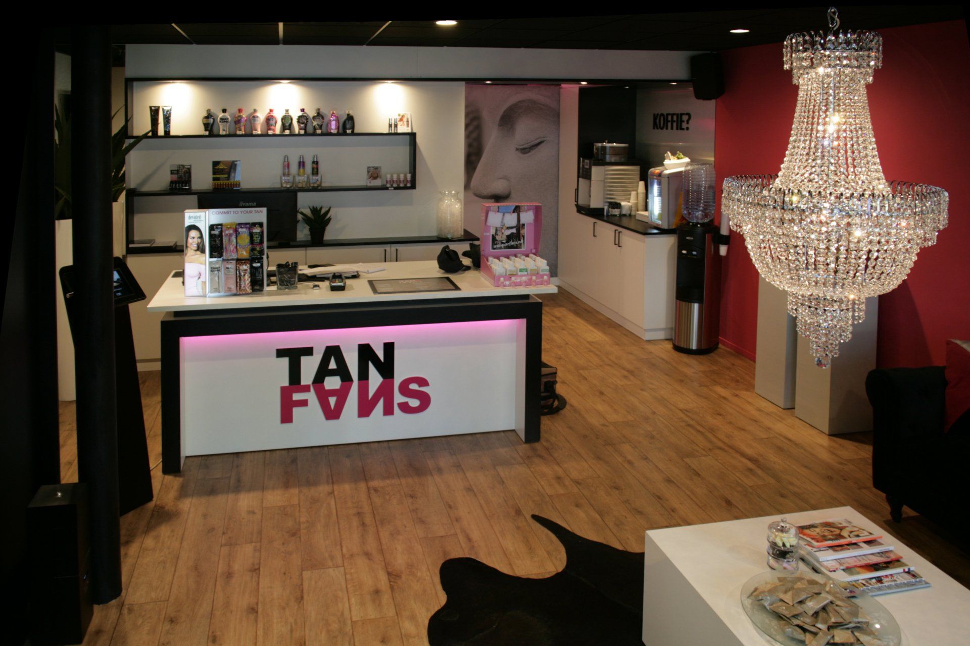Tan Fans balie