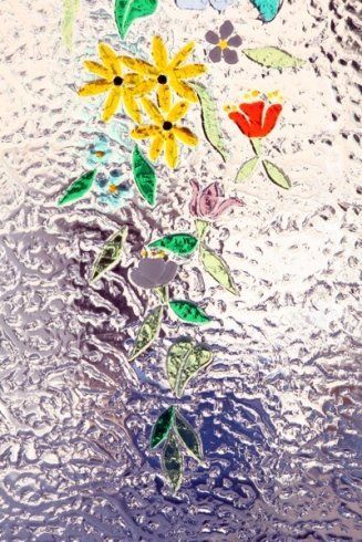 Vetrata artistica con simboli di fiori colorati