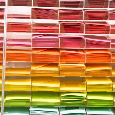 scaffale con carta colorata 