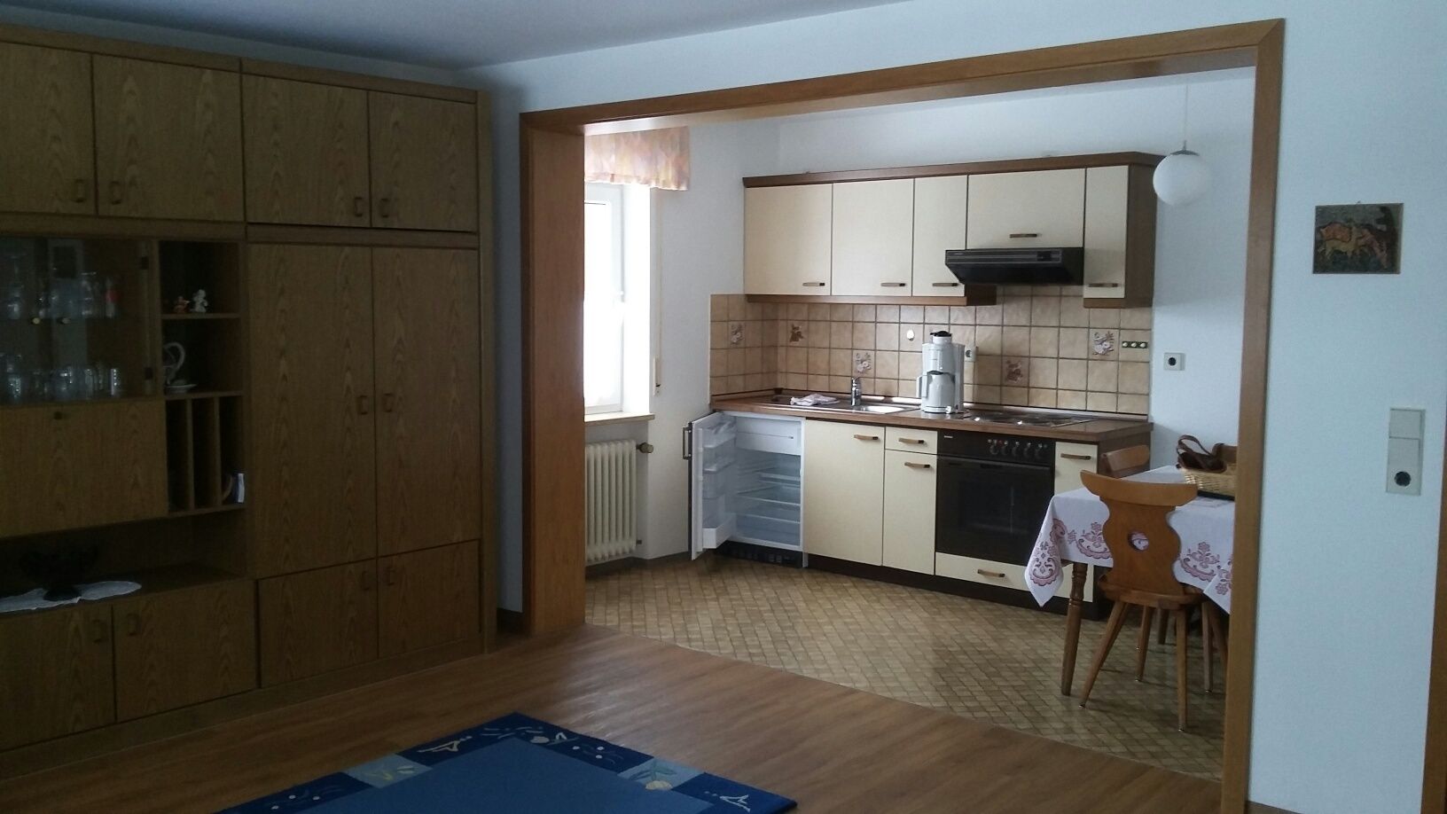 Eine Küche mit Tisch und Stühlen in einem Wohnzimmer