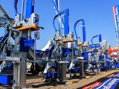 Eine Reihe von blauen und silbernen Maschinen mit einem Schild mit der Aufschrift