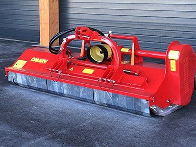 Ein roter Rasentraktor steht in einer Garage.
