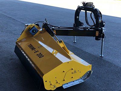Eine gelb-schwarze Maschine mit dem Wort „Turbo“ darauf