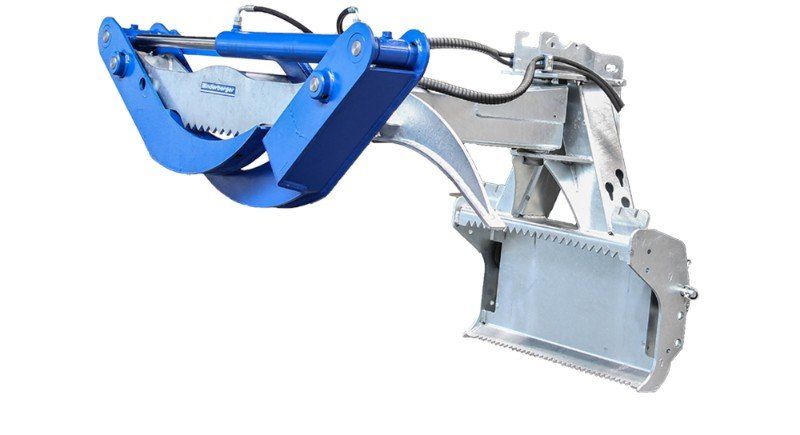 Eine blau-silberne Maschine mit einem daran befestigten Eimer auf weißem Hintergrund.