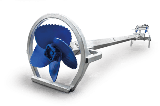 Ein blauer Propeller sitzt auf einer weißen Oberfläche.