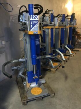 Eine Reihe blauer und gelber Maschinen mit der Nummer H20 darauf