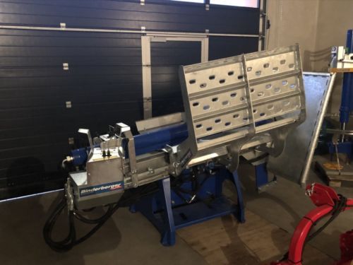 Vor einem Garagentor steht eine Maschine.
