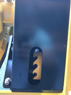 Eine schwarze Box mit einem Loch in der Mitte