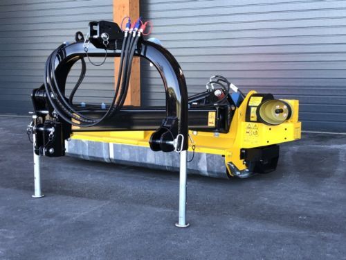 Eine gelb-schwarze Maschine steht vor einem Gebäude.