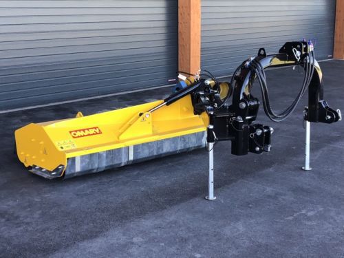Eine gelb-schwarze Maschine steht vor einer Garage.