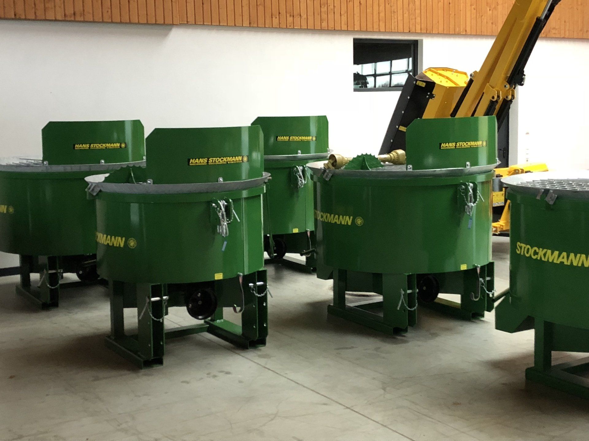 Eine Reihe grüner Rockmann-Mixer steht in einer Lagerhalle
