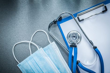 Cartella medica, stetoscopio e due mascherine