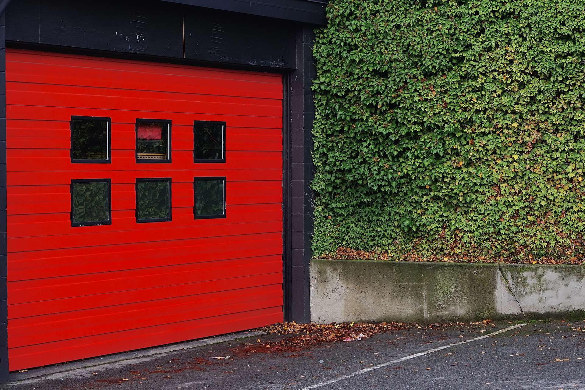 Porte de garage rouge
