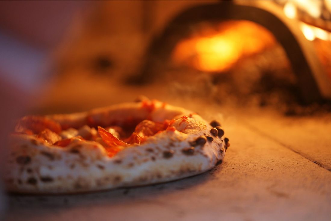 Pizza cotta in forno a legna