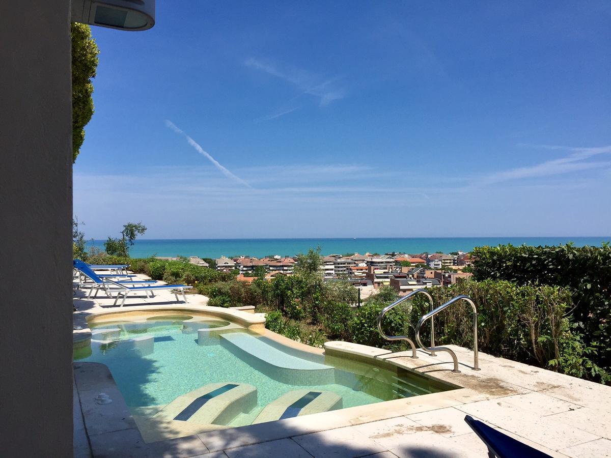 Una piscina con vista sul mare