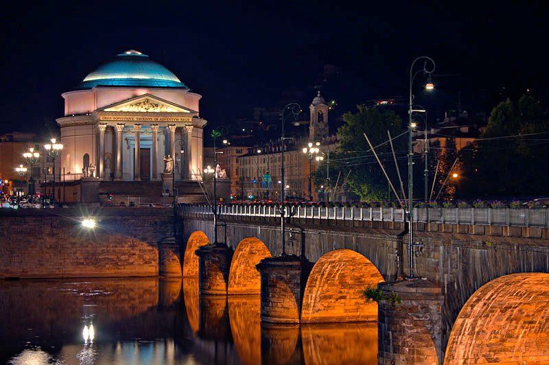 Ponte della Gran Madre sul fiume Po di notte.