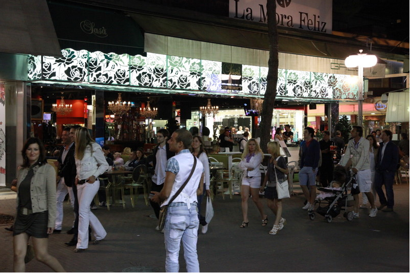 Un gruppo di persone davanti a un locale di Riccione