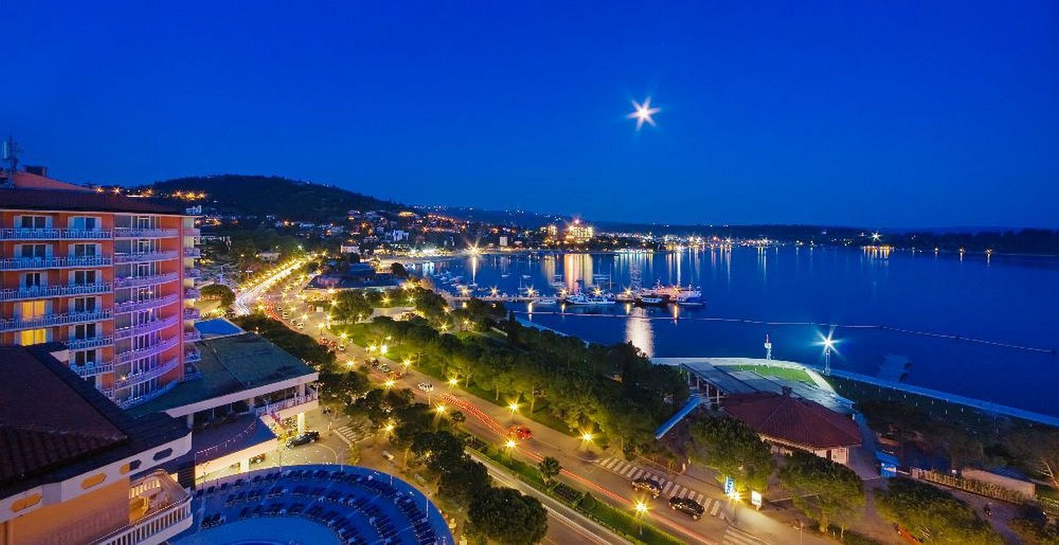 veduta aerea di Portoroz di notte