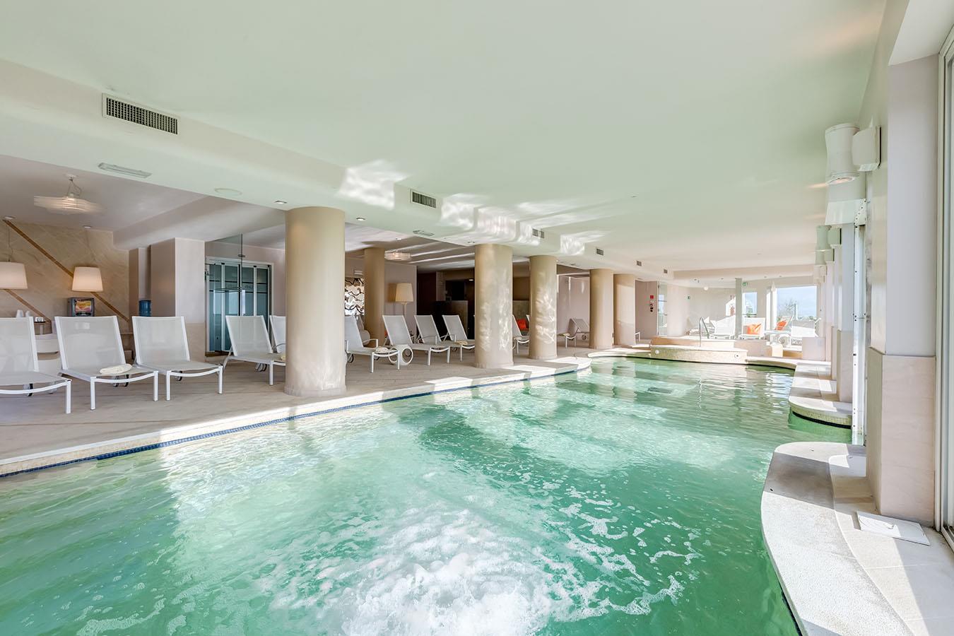 piscina coperta con sdraio attorno