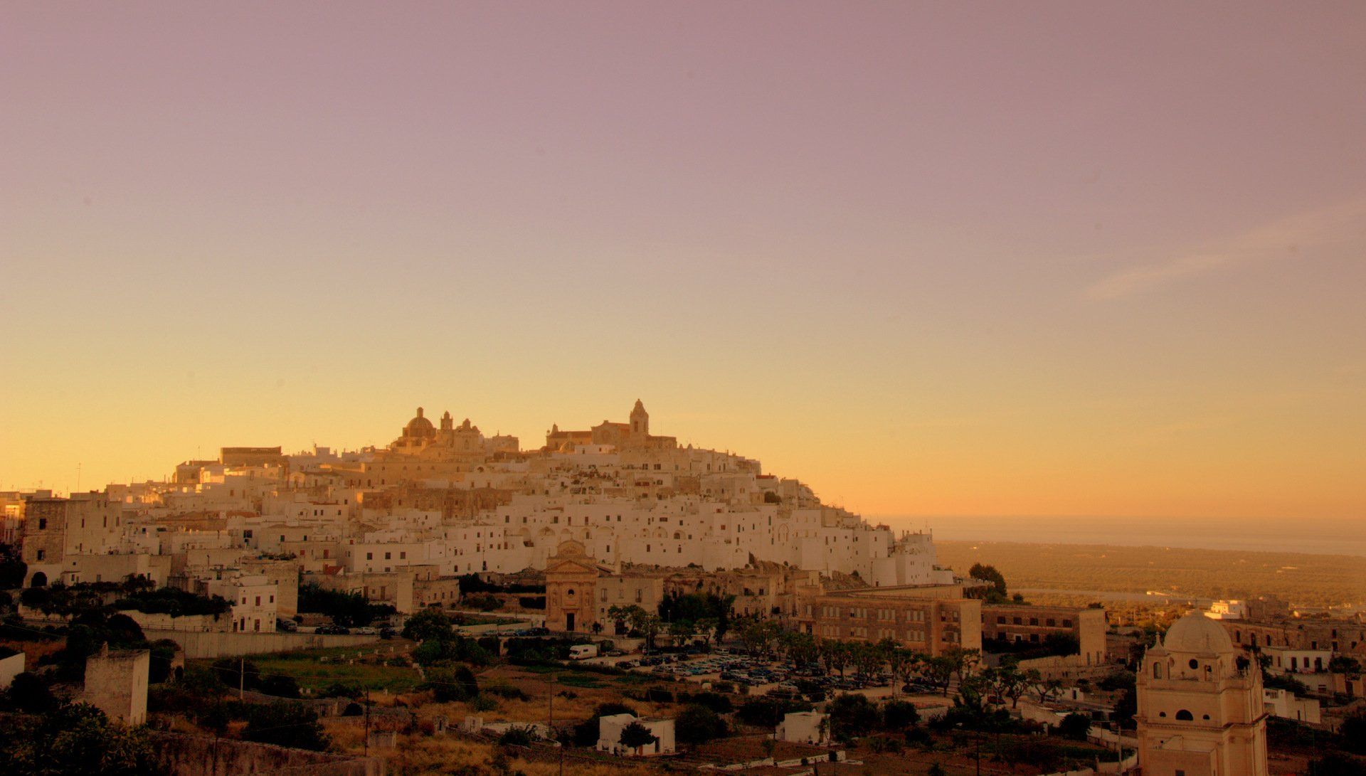 Una veduta aerea di una piccola cittadina al tramonto