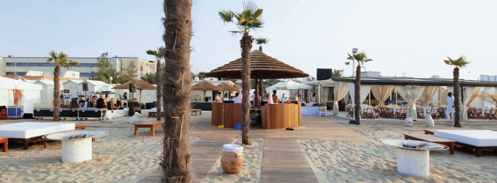 spiaggia Flamingo beach Riccione con una passerella in legno