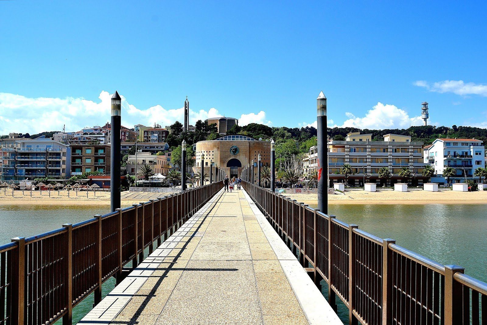 pontile di Francavilla con la città sullo sfondo