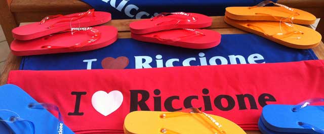 Infradito e asciugamano con scritto I love riccione
