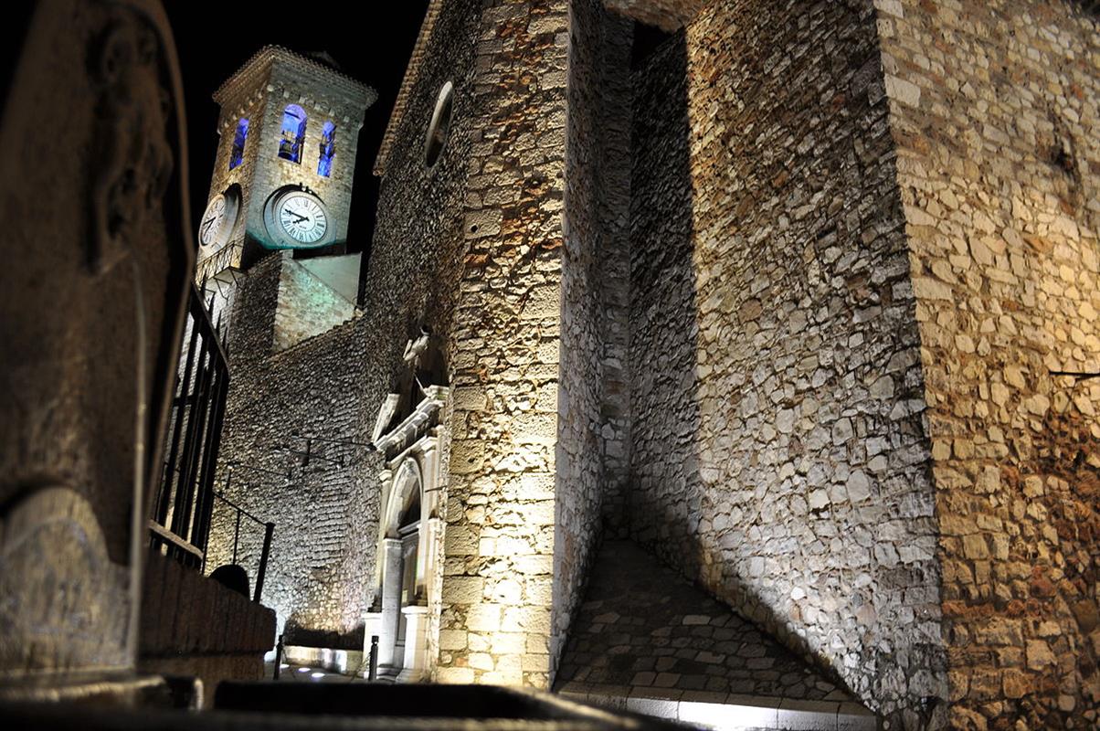 Suqet di Cannes con torre dell'orologio di notte