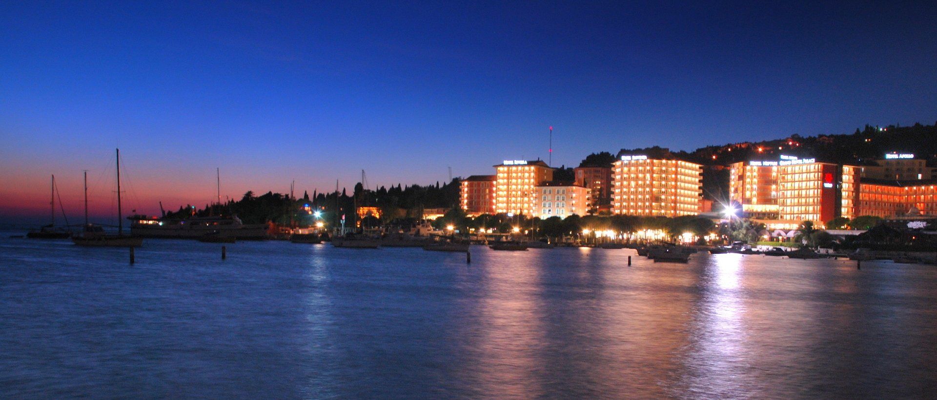 Portoroz di notte con tante luci sugli edifici