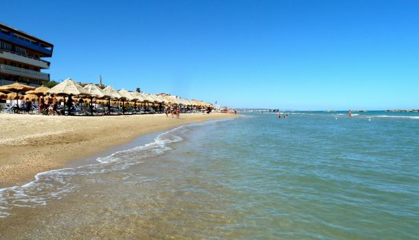 spiaggia di Francavilla con ombrelloni