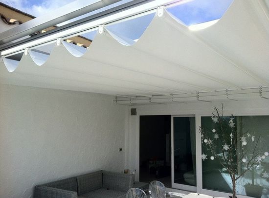tenda da sole orizzontale per riparare un cortile