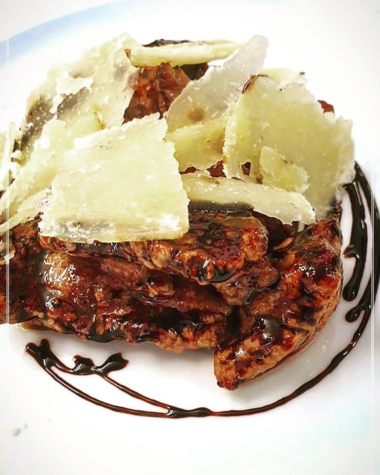Carne arrosto con scaglie di formaggio