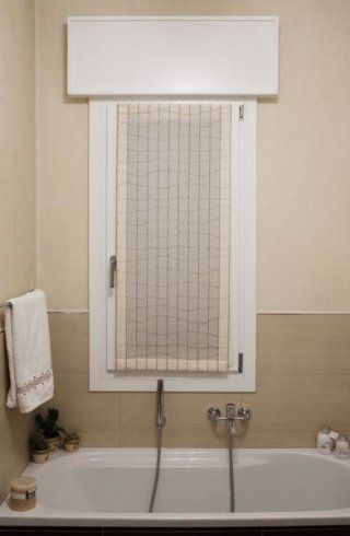 bagno con una tenda a vetro