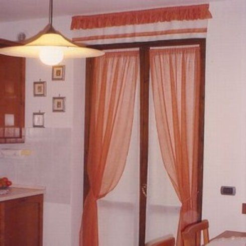 tende a vetro in una sala da pranzo