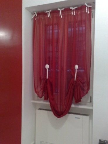 finestra con tenda a vetro rossa
