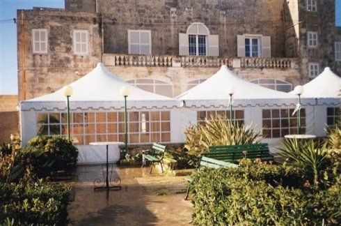due gazebi bianchi da giardino