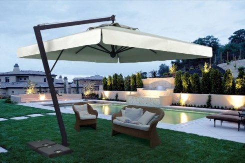 ombrellone pensile a bordo piscina