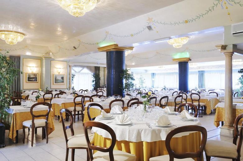 Interno salone con tavoli eleganti
