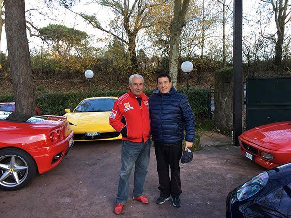 una foto scattata con auto di sfondo